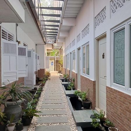 Bu Sepuh Guesthouse Sangkanurip Exterior photo