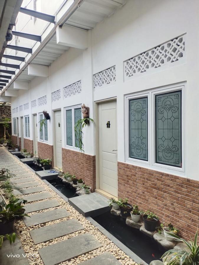 Bu Sepuh Guesthouse Sangkanurip Exterior photo